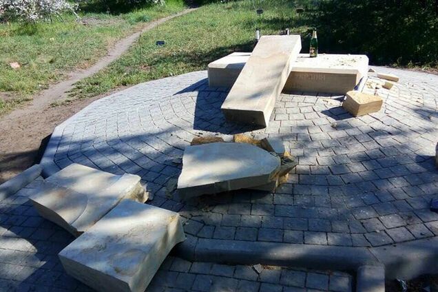 Ничего святого: в Запорожье вандалы разгромили памятник Героям Украины
