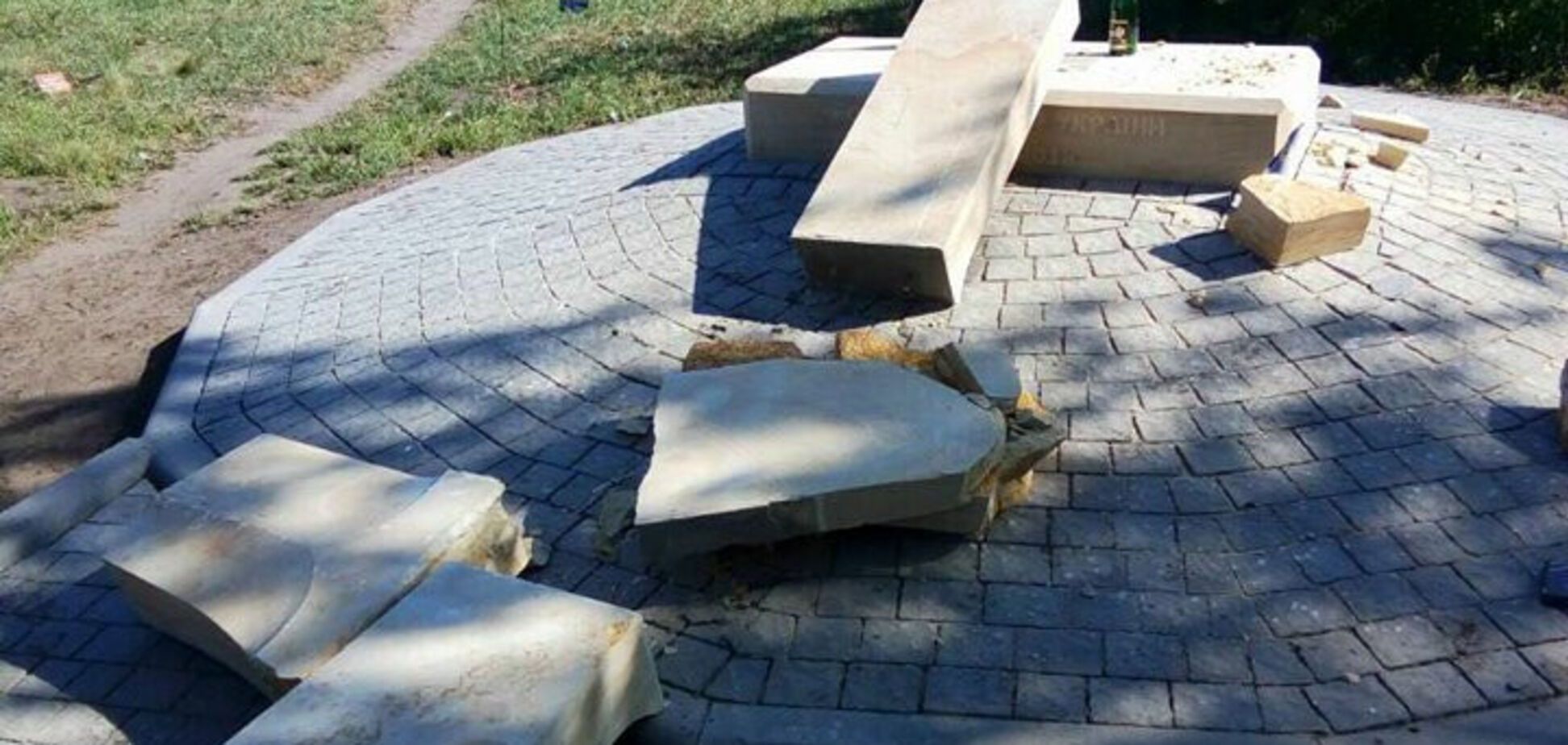 Ничего святого: в Запорожье вандалы разгромили памятник Героям Украины