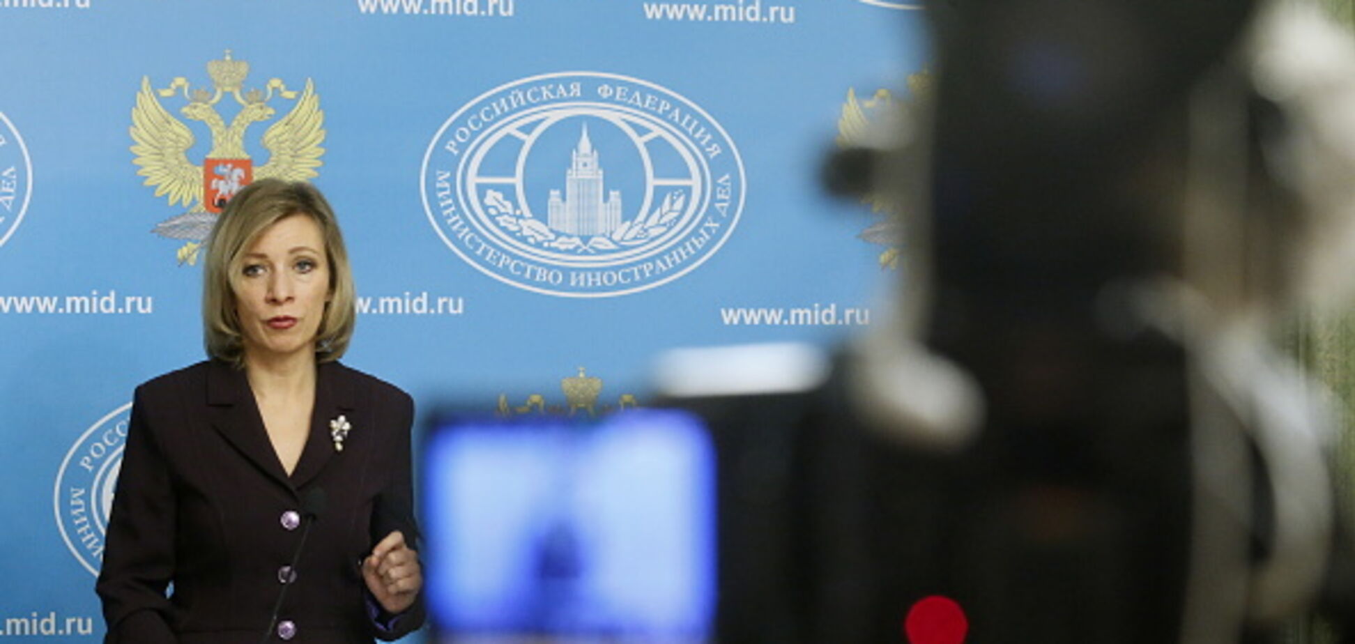 'Закусывай хотя бы': Захарова оскандалилась нарядом на вечеринке