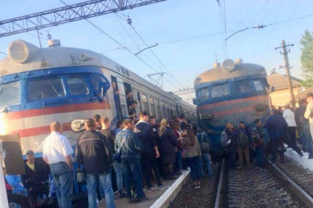Во Львове сотни разъяренных пассажиров заблокировали электричку и выдвинули требование