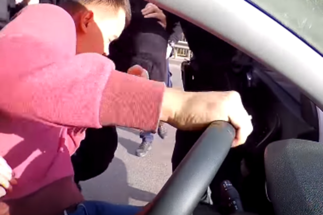 В Виннице полицейские избили водителя за замечание: видеофакт