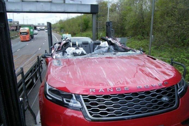 Знесло дах: ДТП перетворило новенький позашляховик в кабріолет