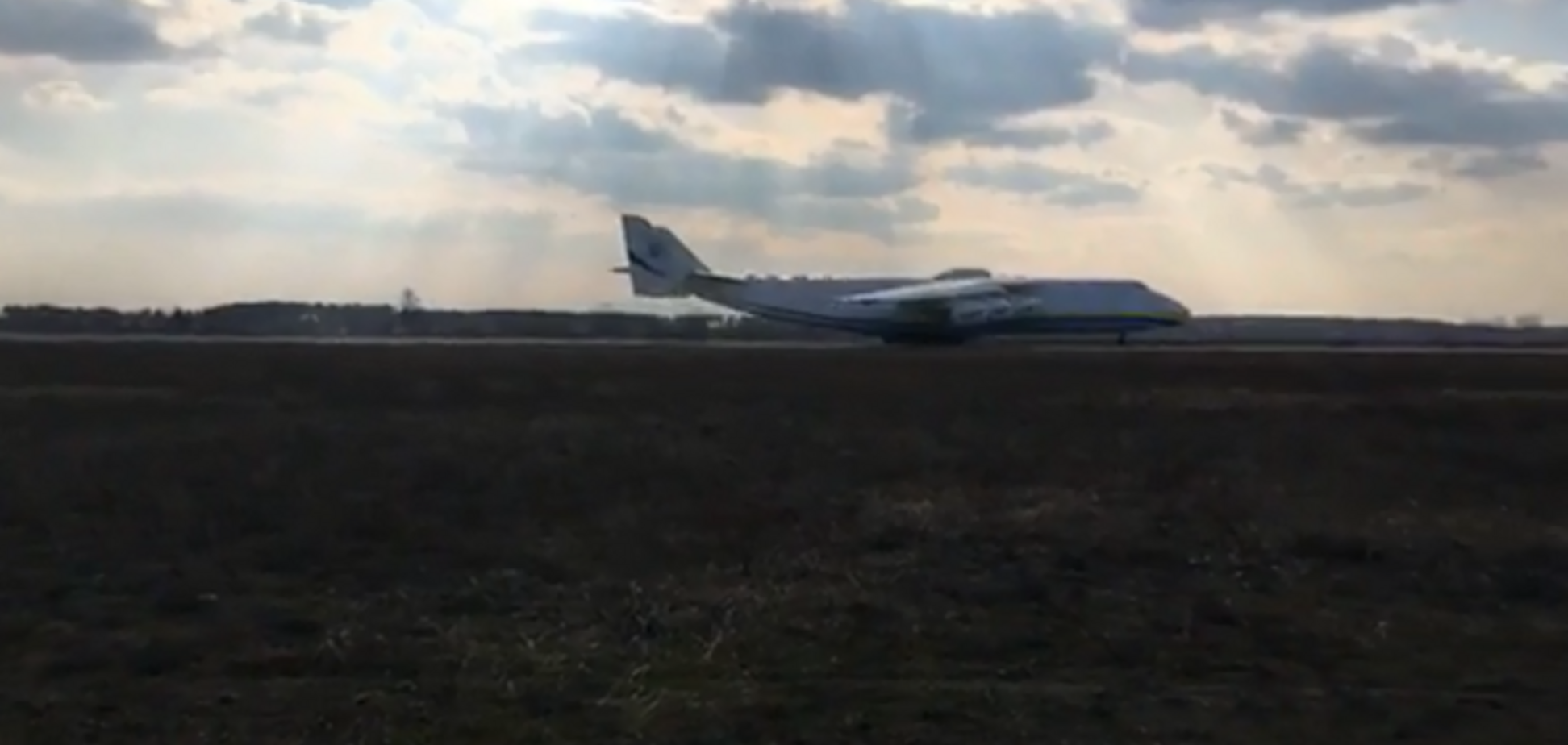 Під Києвом запустили найбільший літак у світі: видовищне відео