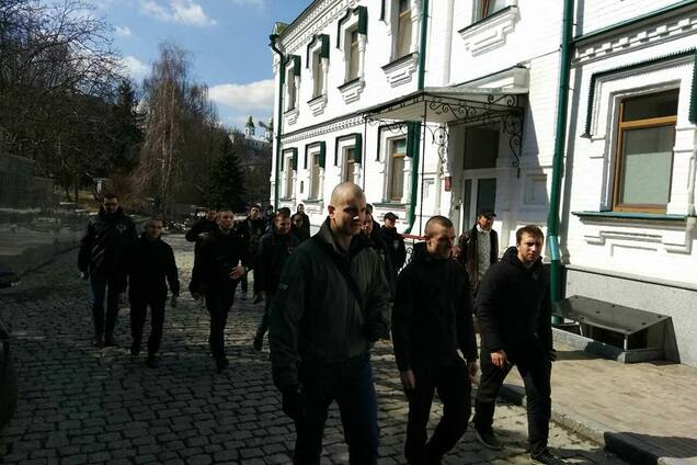 Шукали сепаратистів: в Києві націоналісти нагрянули з 'екскурсією' в Лавру