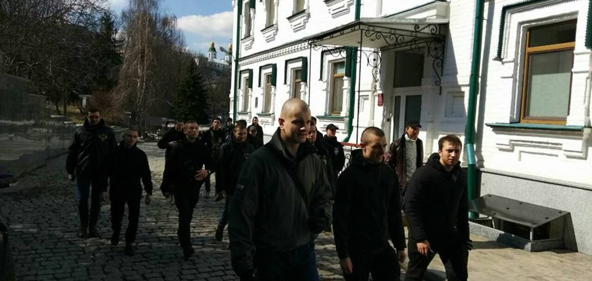 Шукали сепаратистів:  в Києві націоналісти нагрянули з 'екскурсією' в Лавру