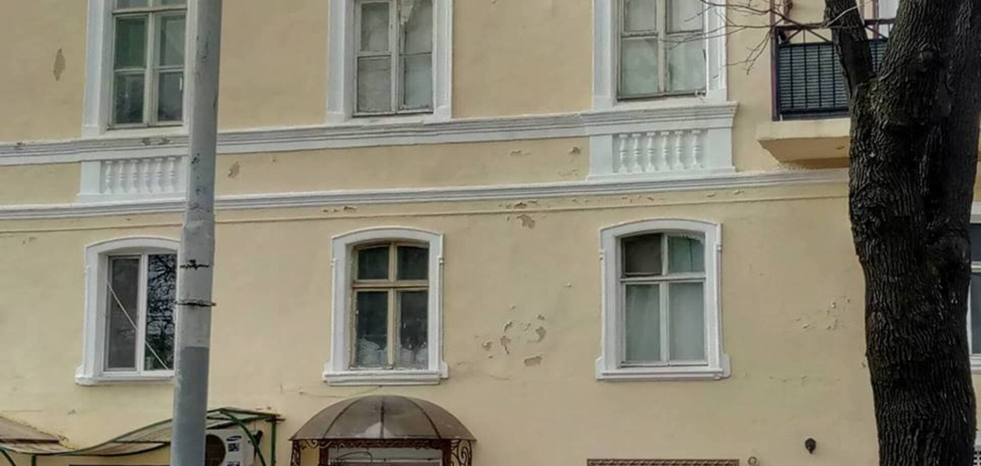 В Одессе фасад исторического дома начал осыпаться после реставрации
