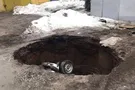 Машина провалилась в яму