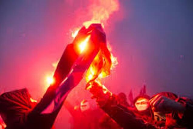 В Киеве сожгли флаг Польши: появилась реакция Варшавы