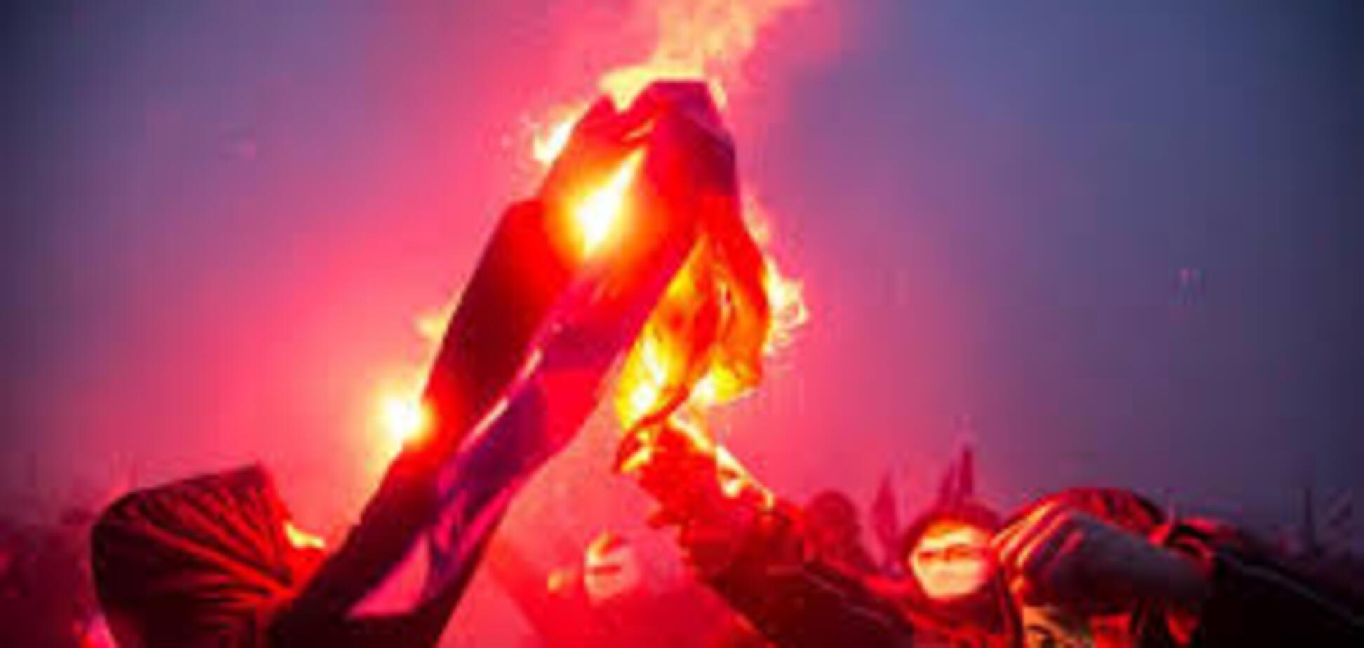 В Киеве сожгли флаг Польши: появилась реакция Варшавы