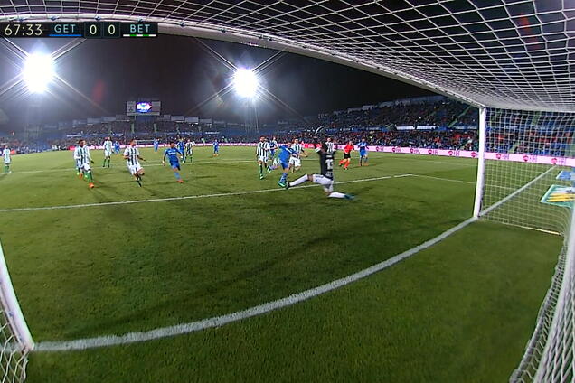 Іспанський воротар зробив приголомшливий подвійний сейв, шокувавши суперника: опубліковано відео