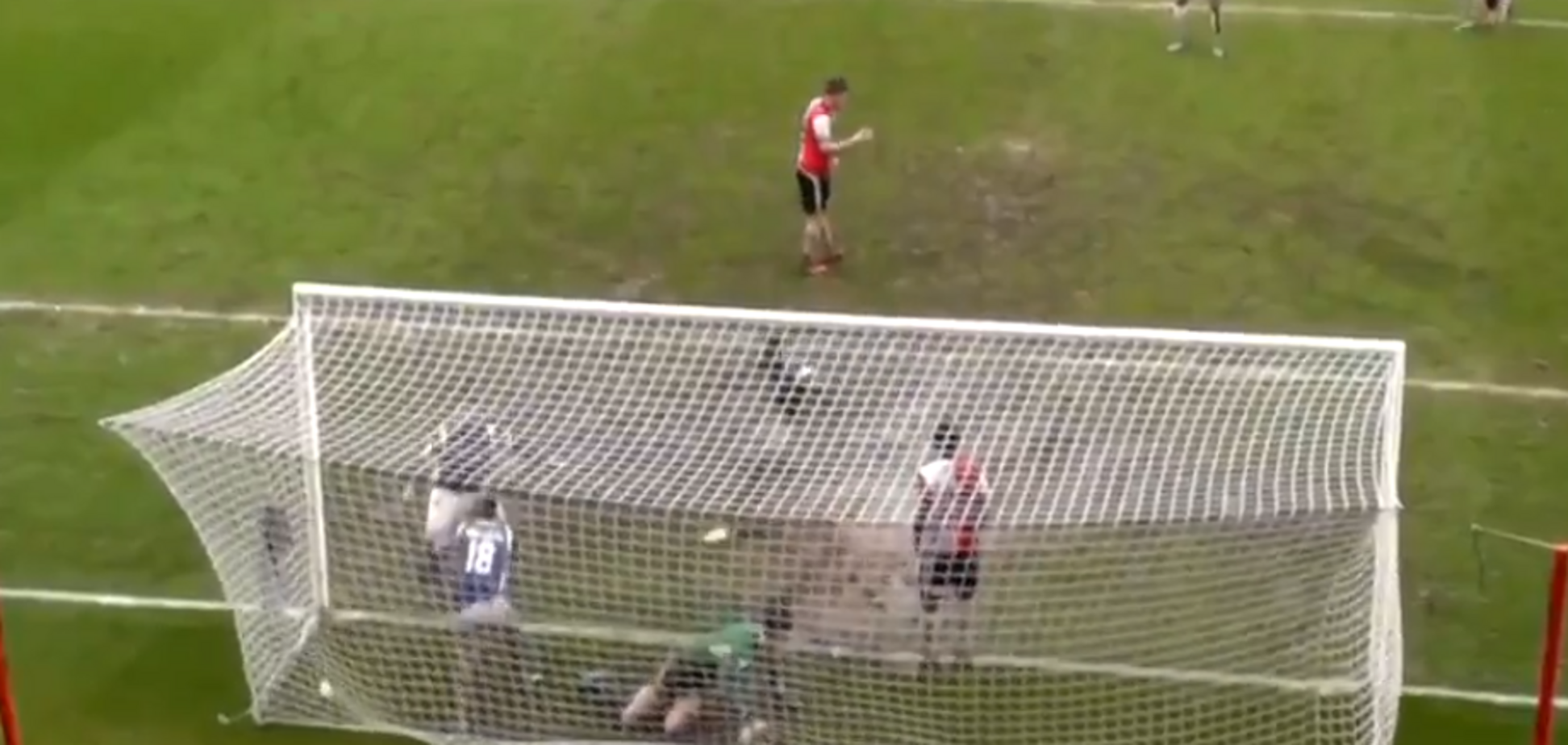 Футболіст на матчі не повірив в калюжу і позбавив команду перемоги: несподіване відео