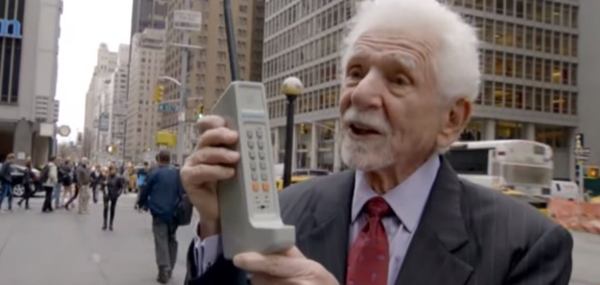 Кілограм ваги і 10 годин зарядки: перший мобільний відзначає 46 день народження