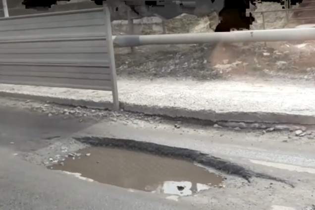 'Рассыпались в хлам': украинцы показали беспредел на дорогах