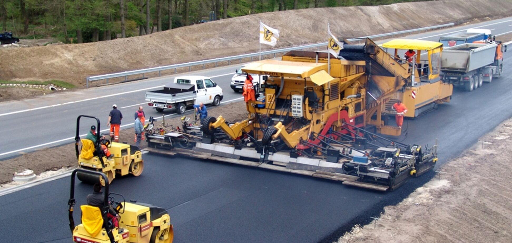 Директор 'Укрдорінвест': перевантажені фури 'вбивають' дороги в Україні