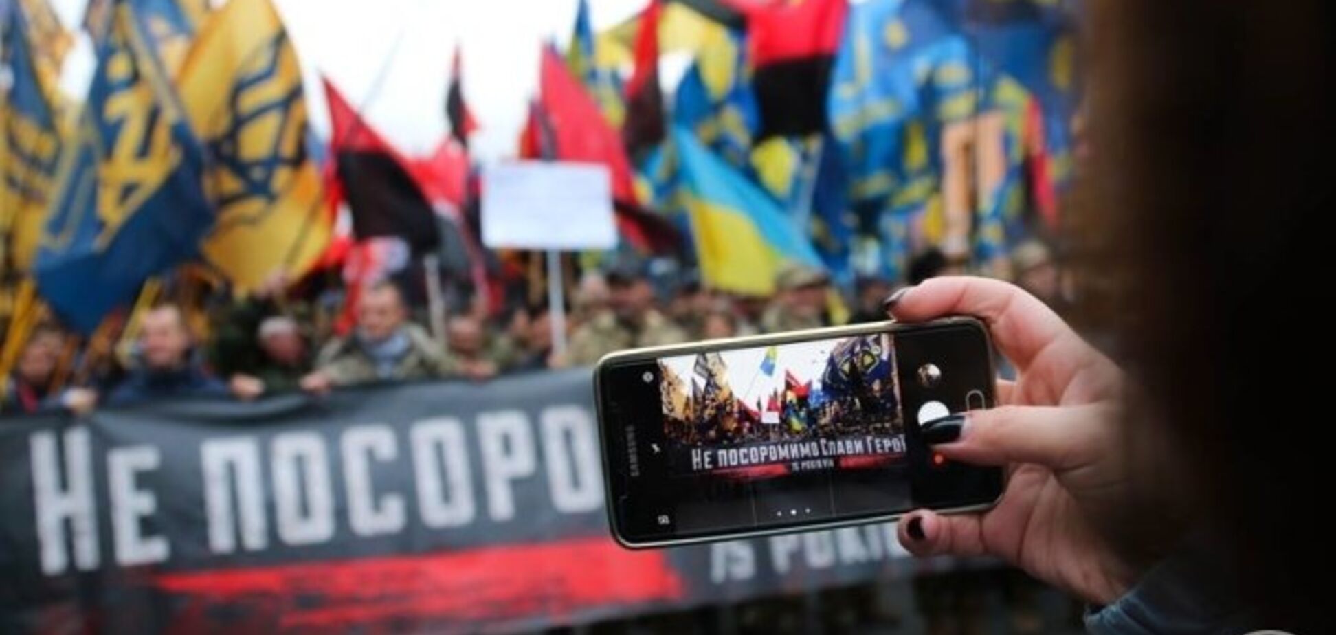 На руку Кремлю: Україну попередили про небезпеку через прапор ОУН-УПА