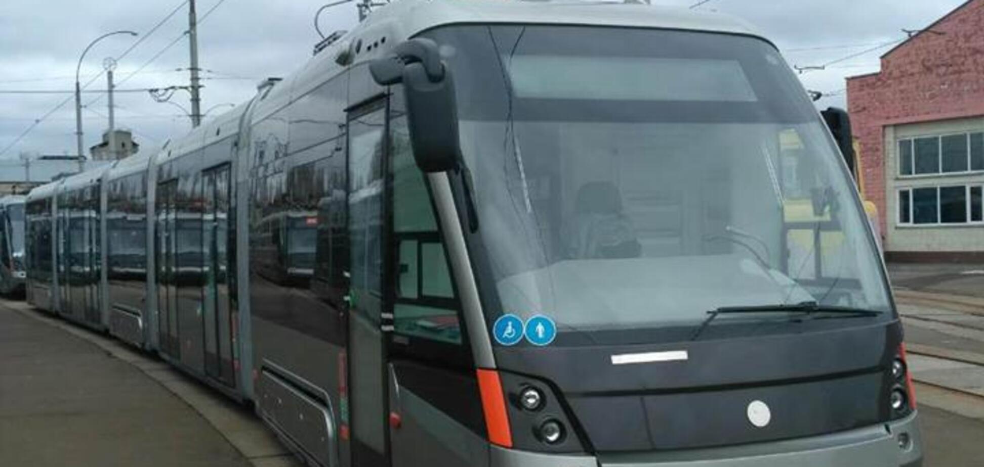 С кондиционерами и камерами: Киев получил новые трамваи 