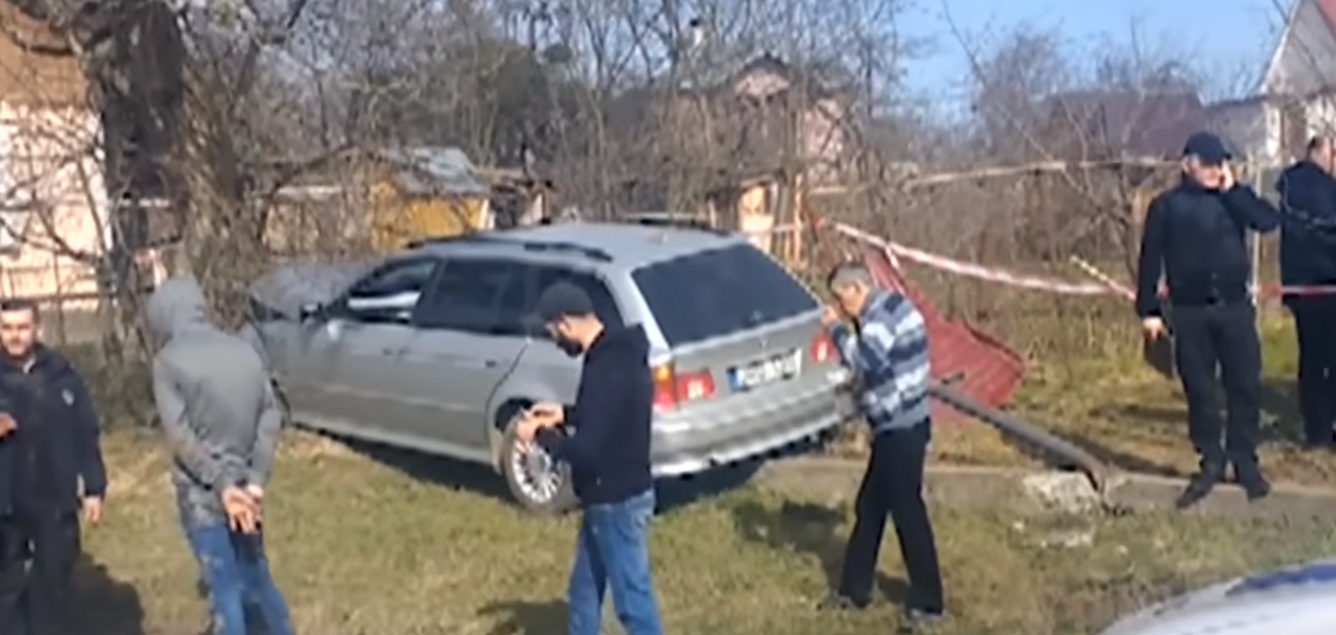 Погоня та бійка: нахабний напад на поліцейських у Чернівцях потрапив на відео