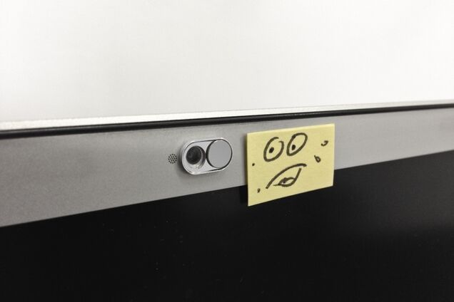 Зачем заклеивать камеру ноутбука: блогер привел примеры