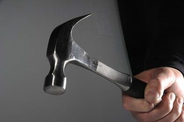 Врятувала шапка: в Києві жінку по-звірячому побили молотком