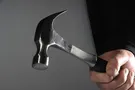 удар молотком