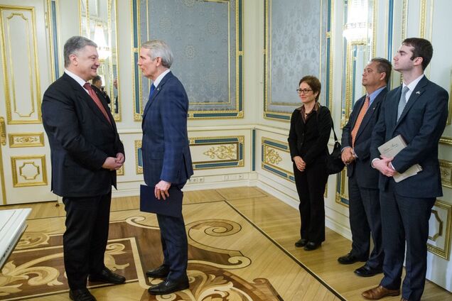 Порошенко наградил Сенатора США почетным орденом