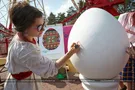 Разрисовывают огромную писанку