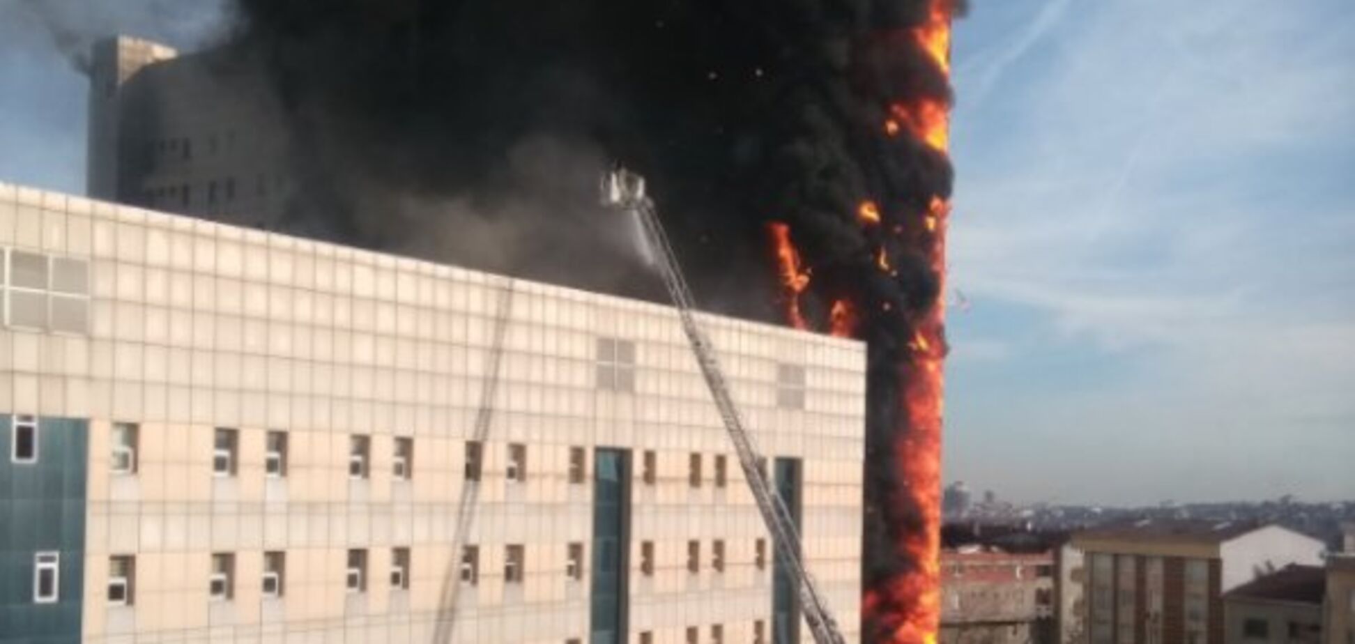 У Стамбулі спалахнула лікарня: фото і відео сильної пожежі