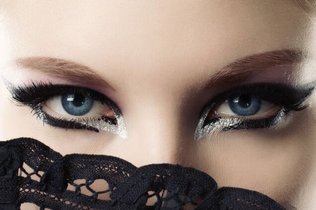 Макияж для глаз с блестками: яркие идеи