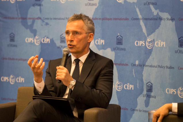 Уявіть його білизну: генсек НАТО розбурхав елементом одягу. Фотофакт