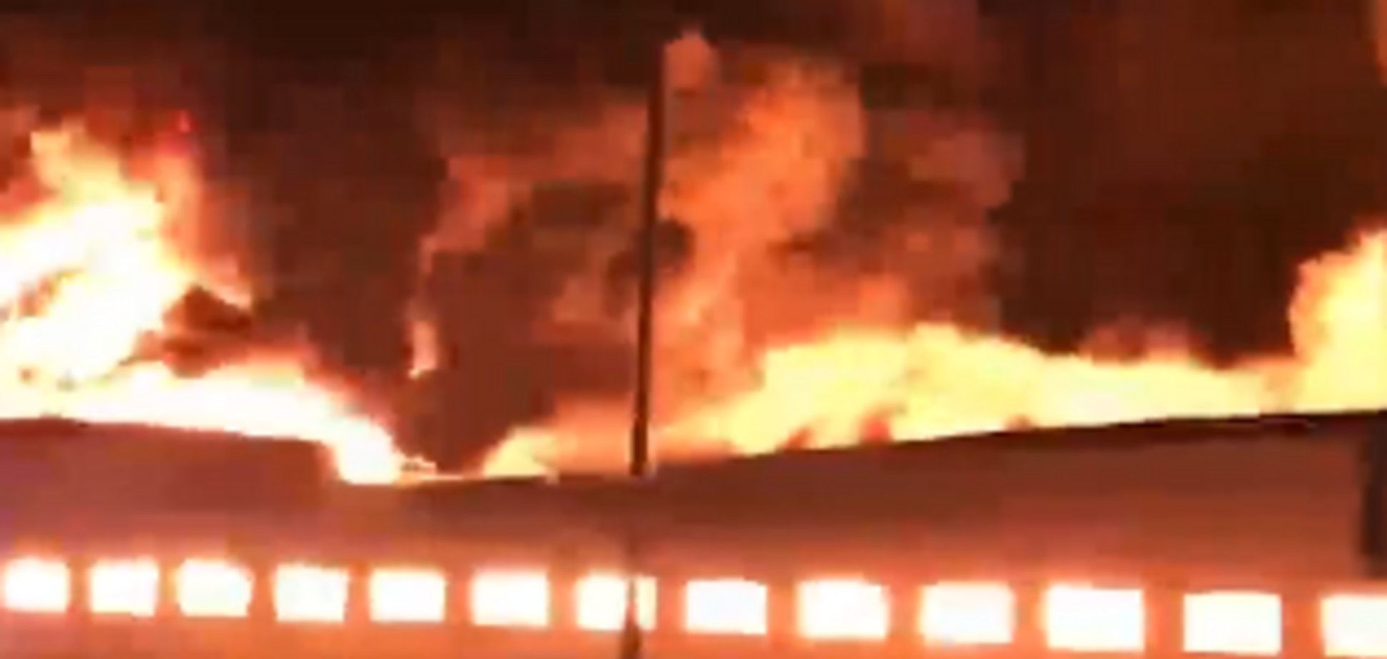 Обвалився дах: у Росії запалав черговий великий магазин