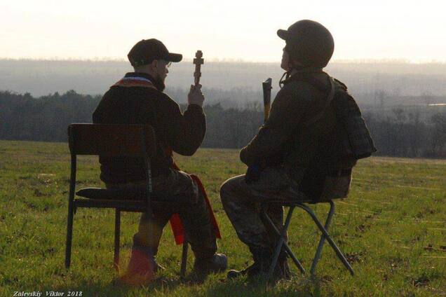 Как проходит исповедь бойцов АТО на передовой: сильные фото