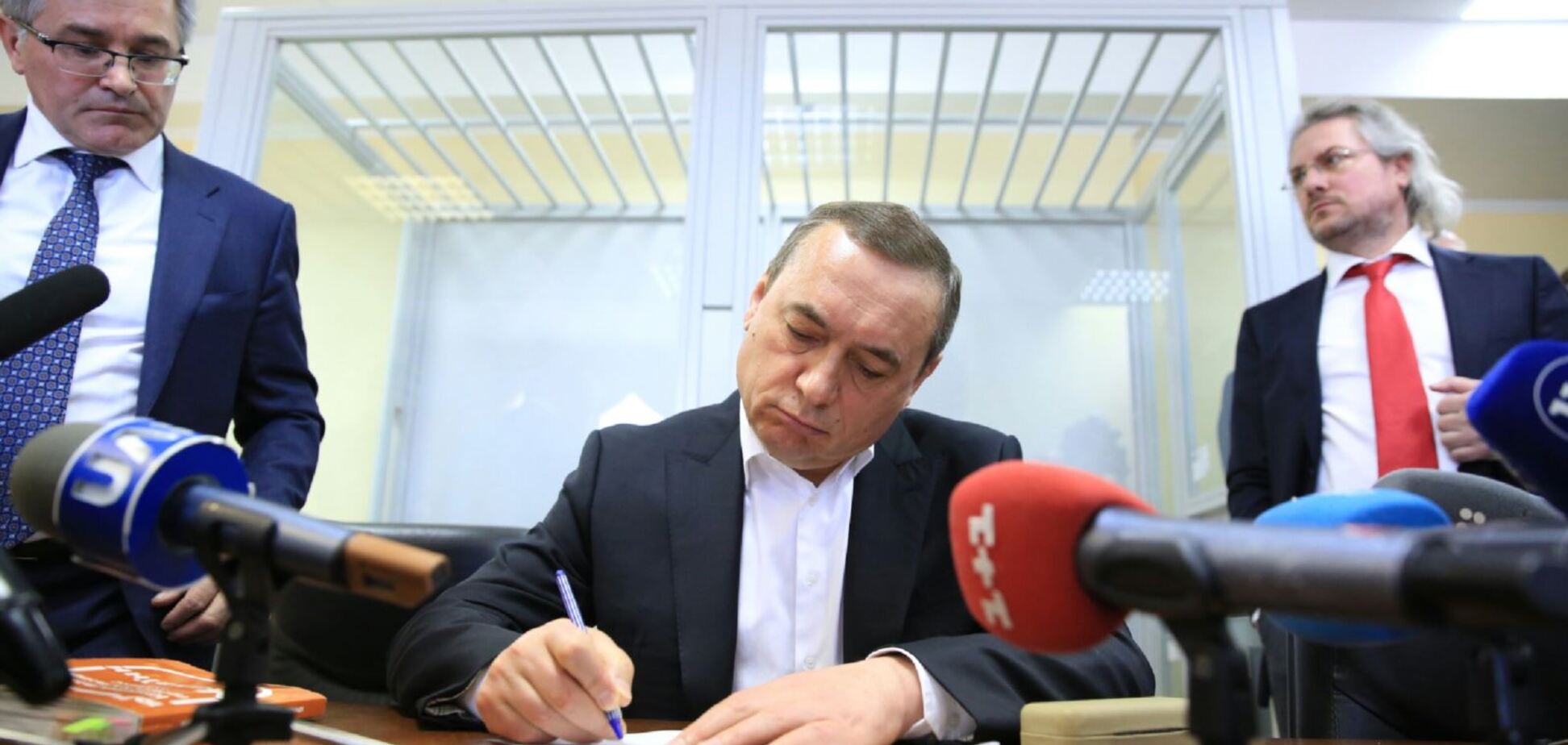 Мартыненко перечислил 250 тысяч евро офшорной фирме жены прокурора