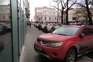 Машина на тротуаре