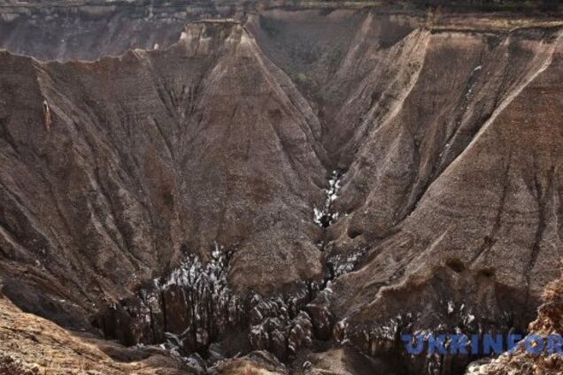 Утворився кратер: на Львівщині стався великий обвал