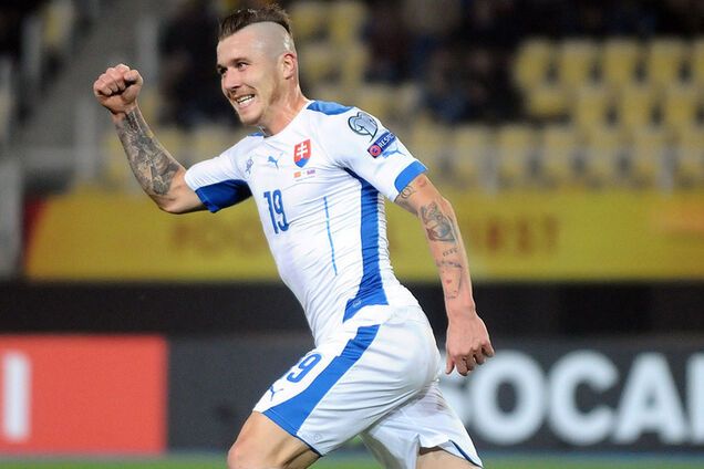 Словацкий футболист забил фантастический гол с центра поля: опубликовано видео