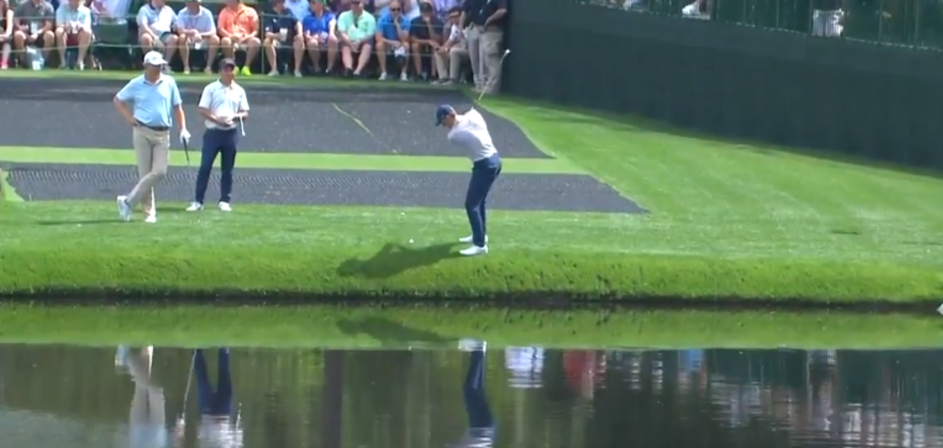 Гольфіст перекинув ставок неймовірним ударом 'жабкой': опубліковано відео