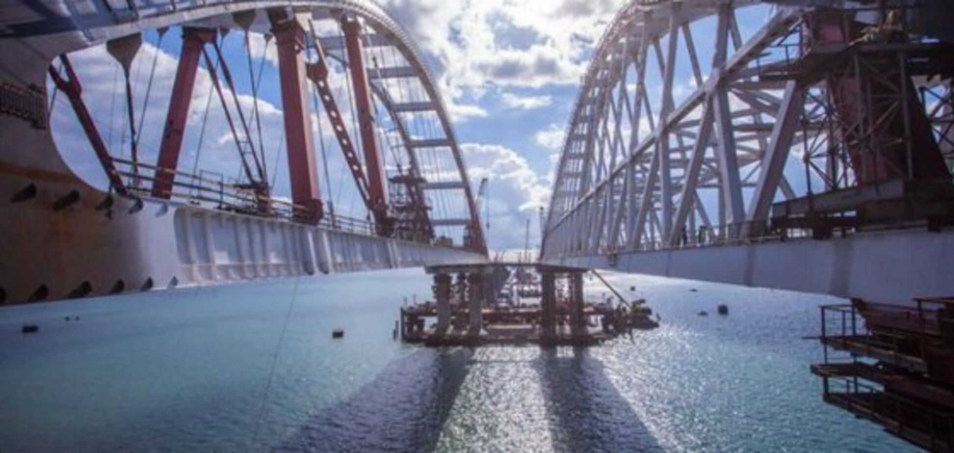 'Людей жалко': в России заговорили о крушении Крымского моста