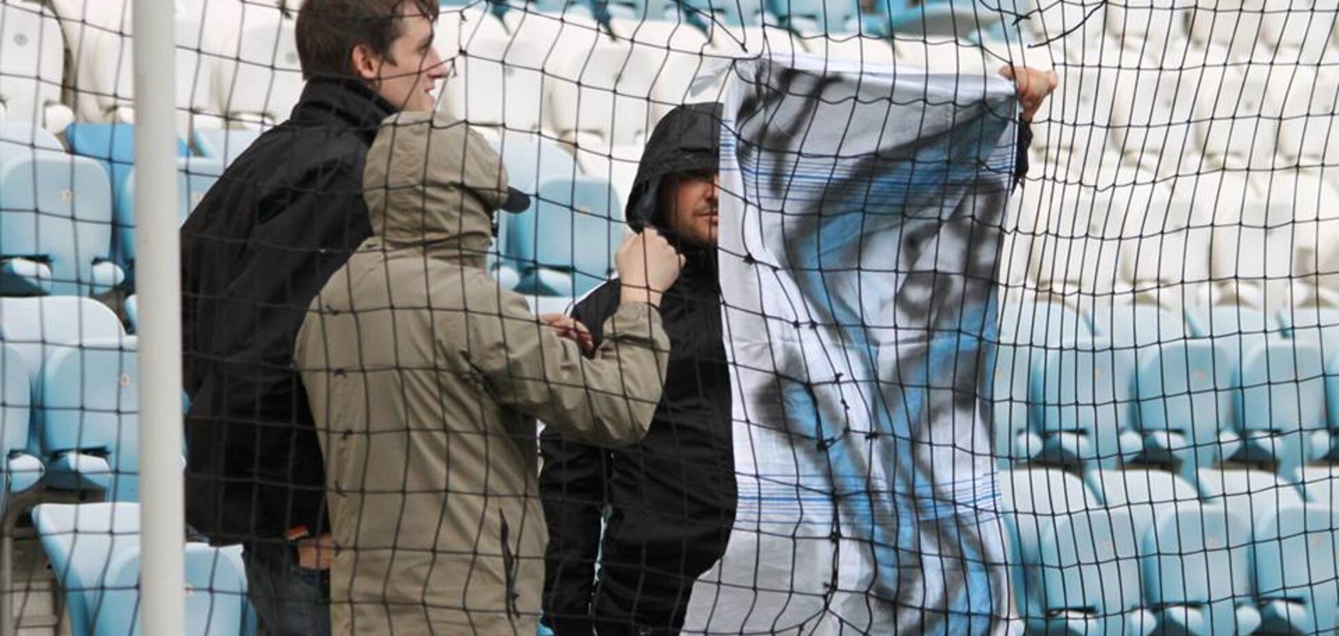 Украинские фанаты отметились дикой выходкой на матче Премьер-лиги: опубликованы фото