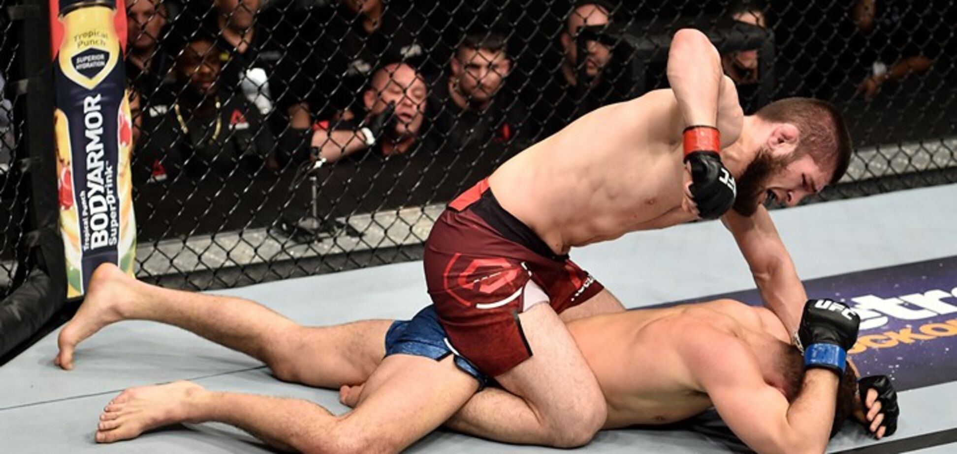Російський боєць вперше в історії став чемпіоном UFC і зганьбився з Путіним