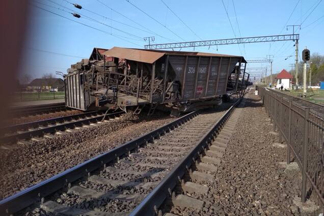 Велика аварія на залізниці під Львовом: поїзди стоять, люди йдуть до траси пішки