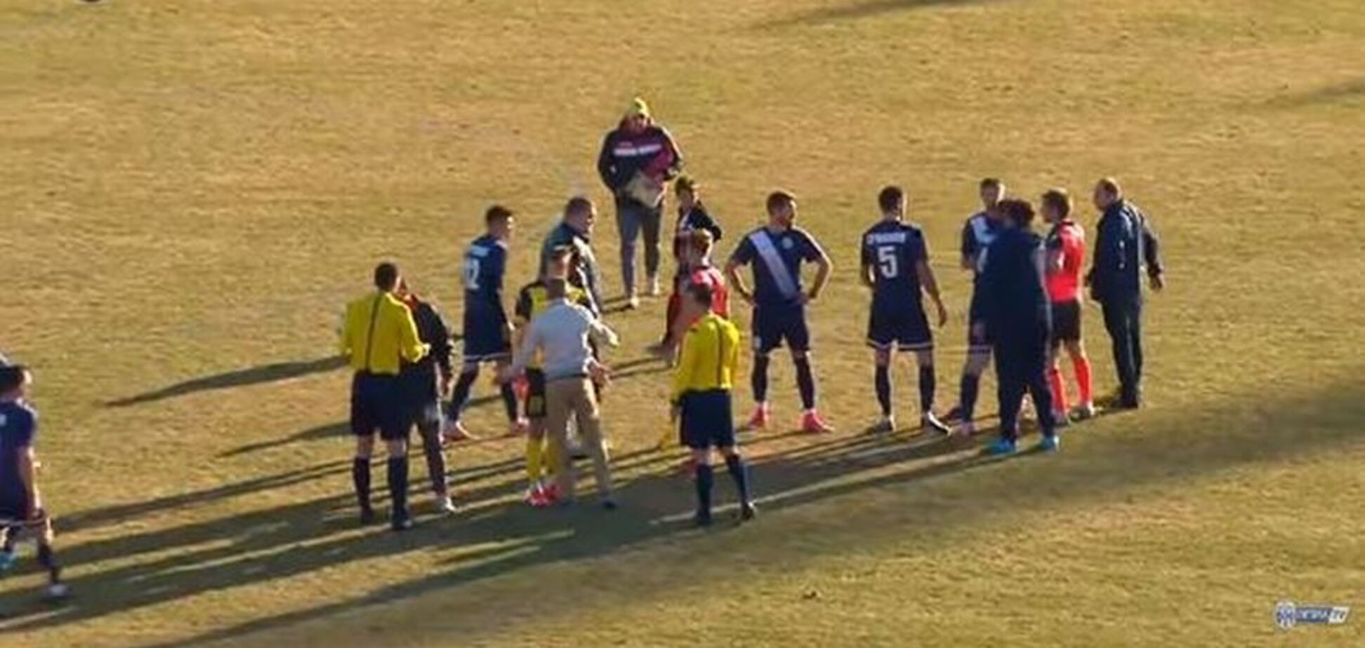 Скандал: украинского футболиста избил после матча директор команды соперника - видеофакт