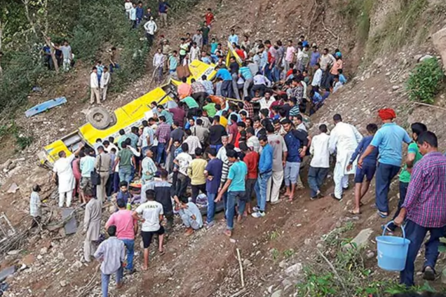У Індії автобус з дітьми впав до ущелини: 30 загиблих 