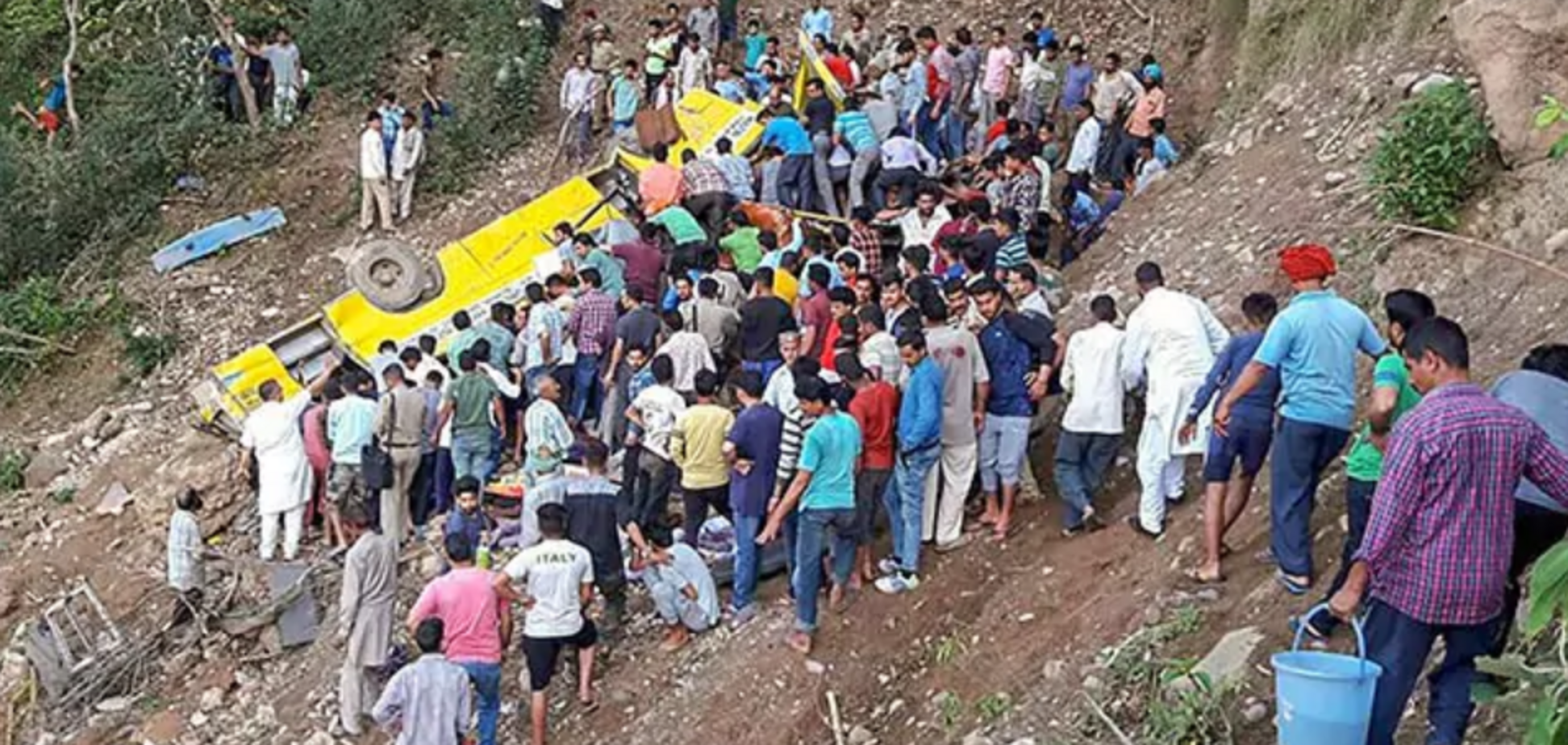 У Індії автобус з дітьми впав до ущелини: 30 загиблих