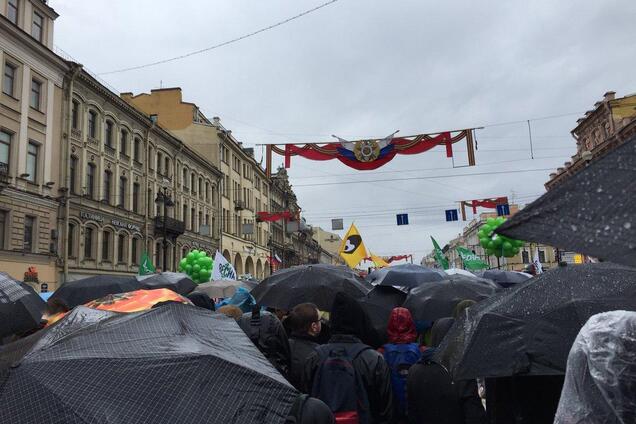 В Питере задержали протестующих с флагом Украины 