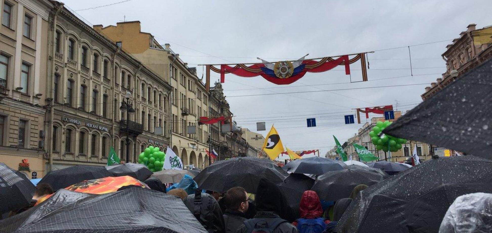 В Питере задержали протестующих с флагом Украины 
