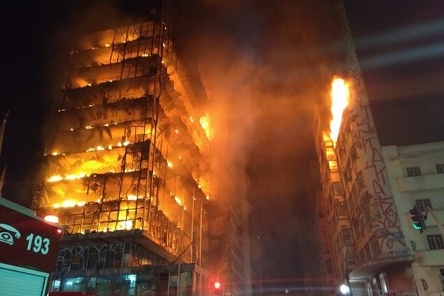 В Бразилии рухнул горящий небоскреб: жуткое видео