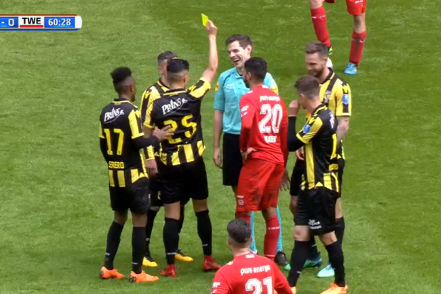 Арбитр сбил футболиста и получил от него 'подарок'