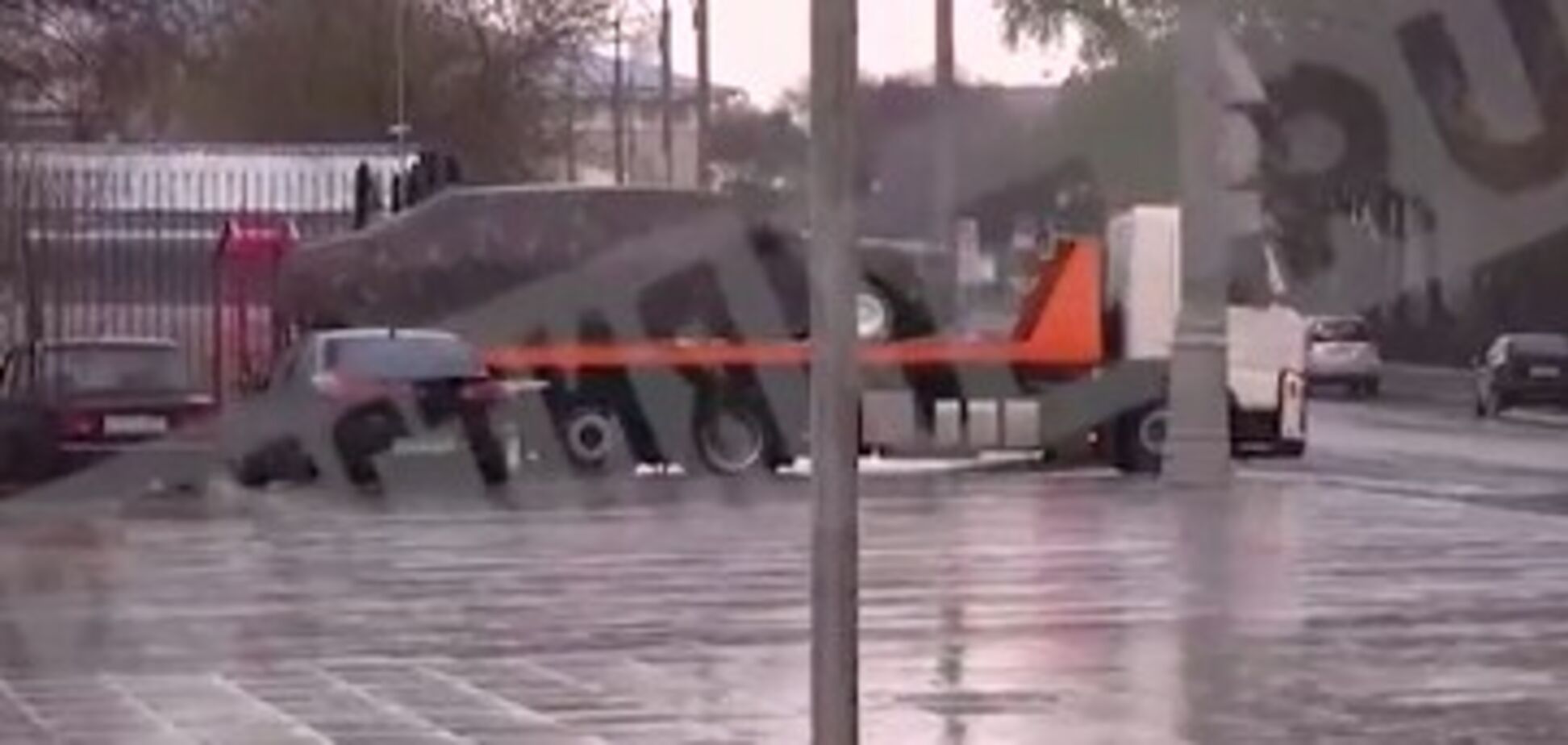 В Москве сняли на видео, как перевозят роскошную машину Путина