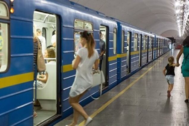 Екстремалки в метро Києва налякали пасажирів: відео