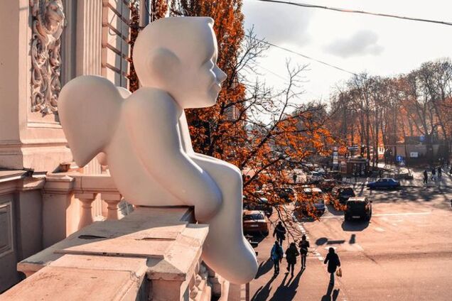 У Києві повернули ангела доброти на балкон музею